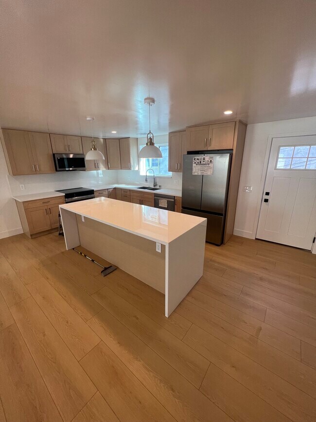 Building Photo - 847 N Ridgewood Pl