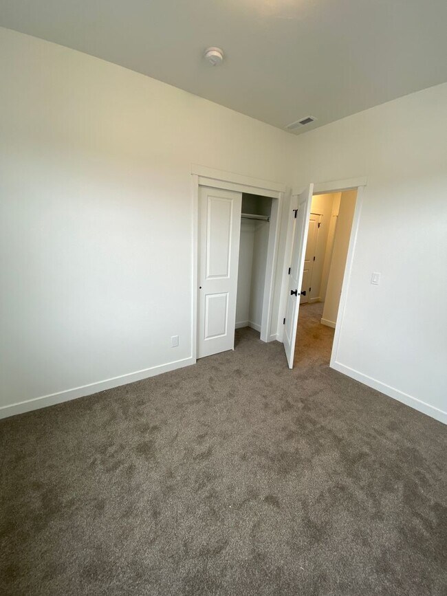 Building Photo - Beautiful Newer Rockwell Ranch Townhome (End Unit)