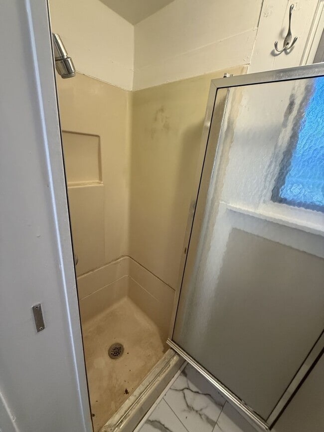 Building Photo - Private Garage Apartment!