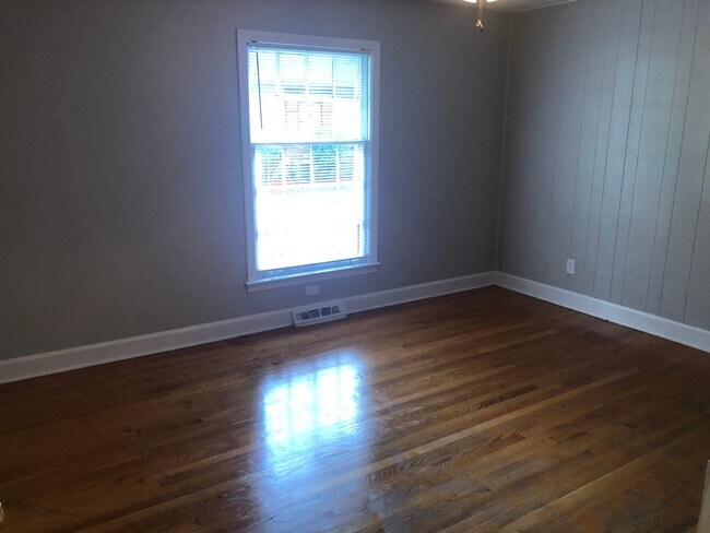 Building Photo - 5720-5722 Londonderry Duplex