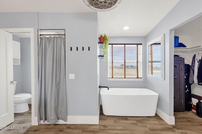 Building Photo - 851 W Quail Cir