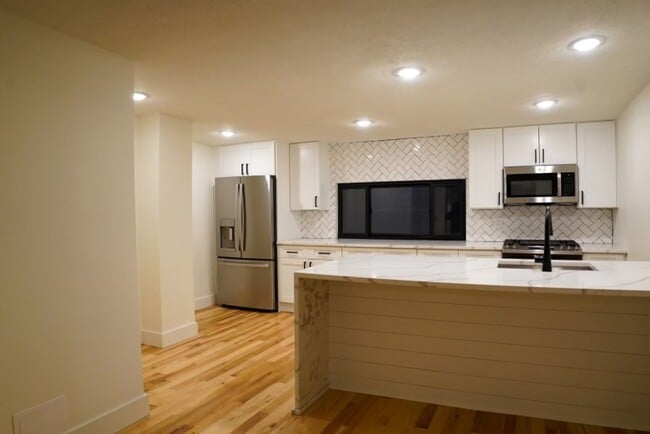 Building Photo - Luxury 2 bed 2 bath, amazing Southside loc...