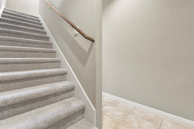 Building Photo - 241 N Lenox St