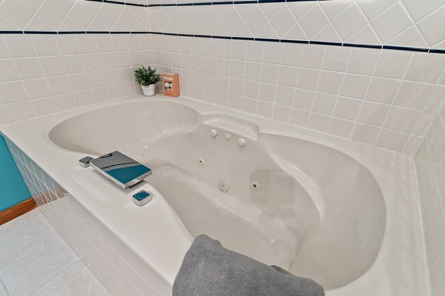 Building Photo - 2422 Cedar Crest Dr