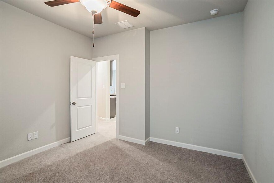 Building Photo - 446 Bayberry Landing Way