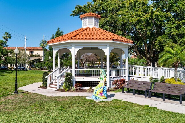 Building Photo - GORGEOUS FULLY RENOVATED 1st FLOOR 2 BEDROOM 1 BATHROOM CONDO LOCATED JUST 5 MINUTES FROM VENICE ...