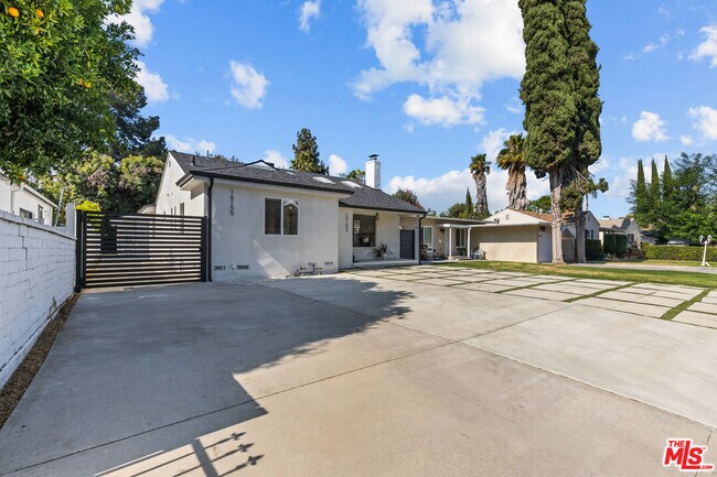 Building Photo - 15153 La Maida St