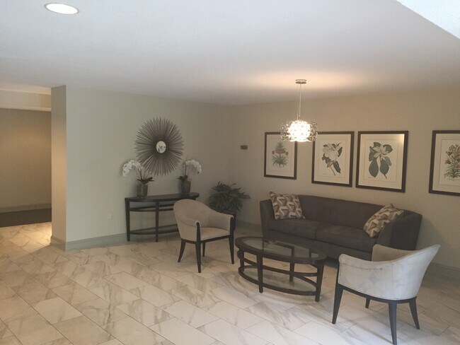 Building Photo - 7400 Lakeview Dr