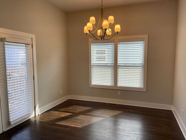 Building Photo - Convenient Living in West End
