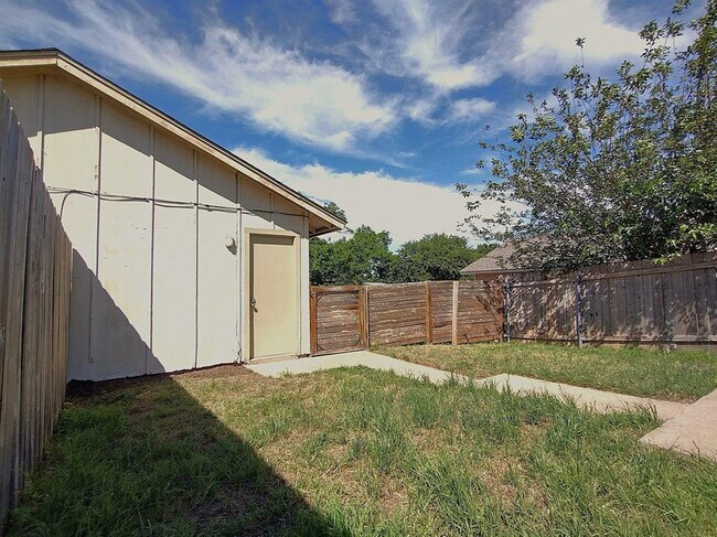 Building Photo - 1620 W Braker Ln