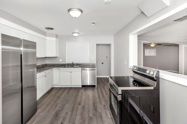 Building Photo - 1707 Buena Vista Cir SE