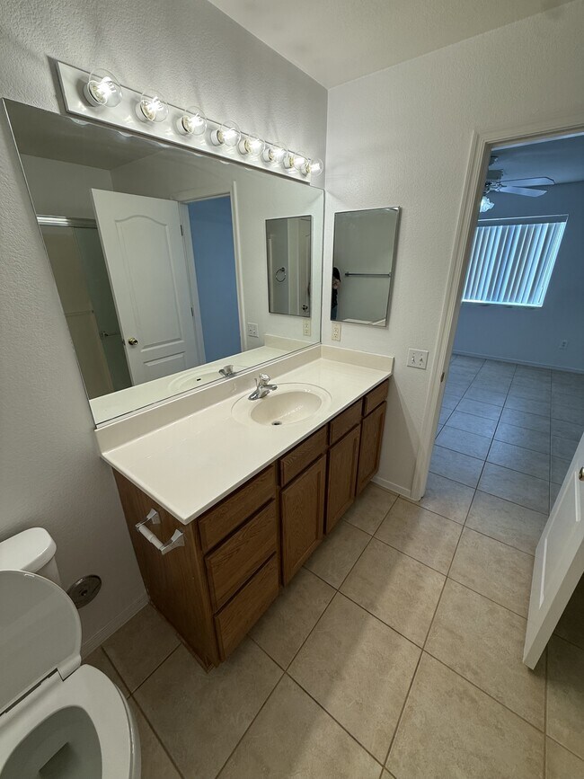Building Photo - 4942 S Rinaldi Dr