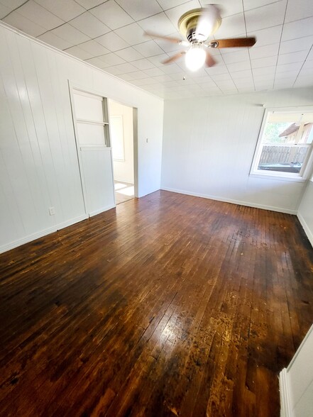 Building Photo - 127 20th Plz