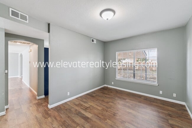 Building Photo - 1504 N Willow Ave
