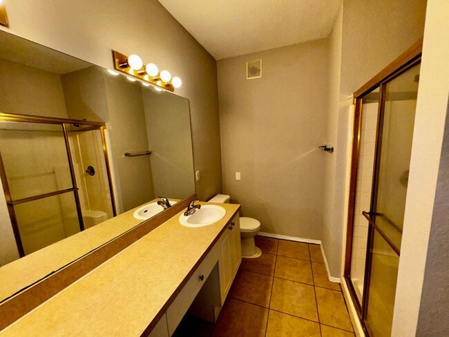 Building Photo - Spacious 2 Bed / 2 Bath Second-Floor Condo at Grand Reserve at Kirkman Park