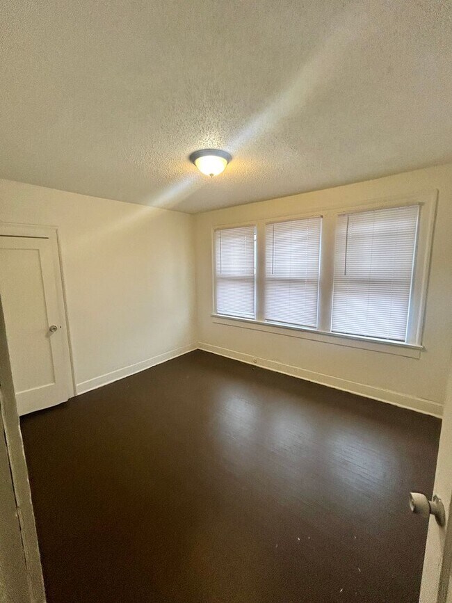 Building Photo - 2922-2924 Ruckle Street