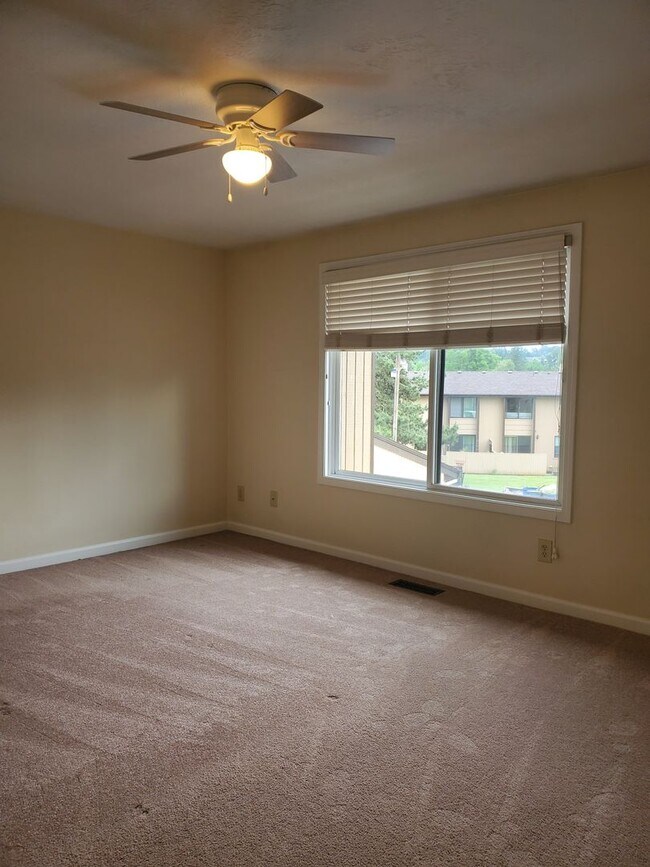 Building Photo - REDUCED RENT AND FREE MONTH OF RENT! South...