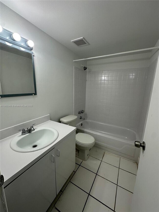 Building Photo - 1825 W 56th St