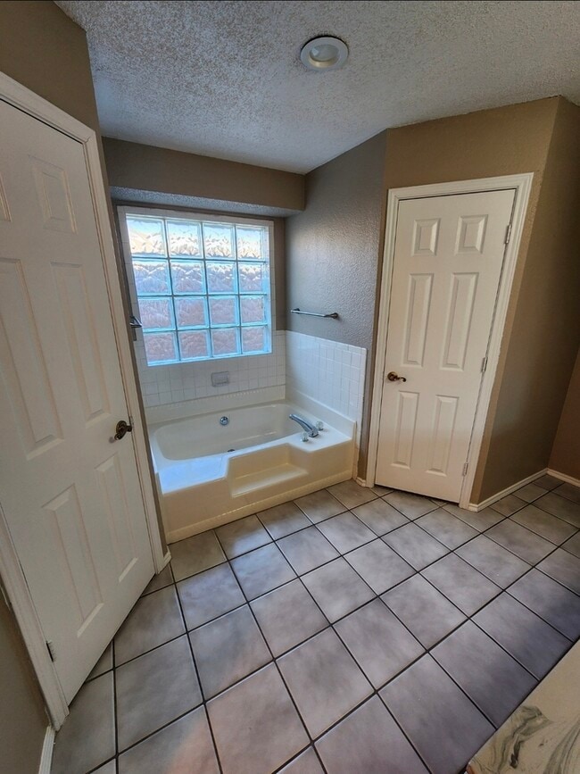 Building Photo - 3 bed 2 bath 2 car garage