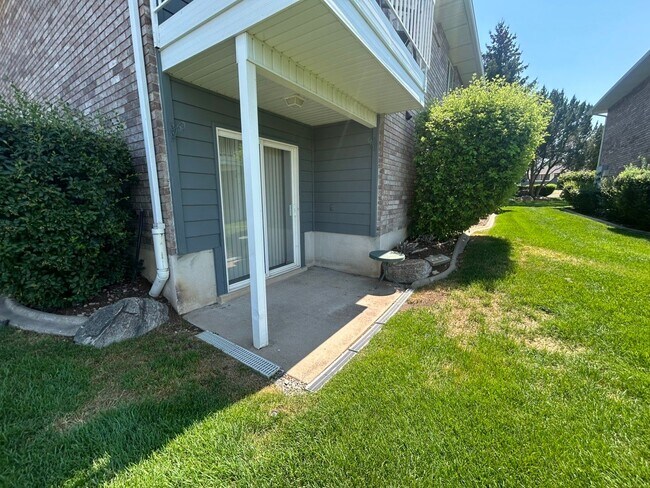 Building Photo - 2 Bedroom/1.5 Bathroom Condo in Washington Terrace