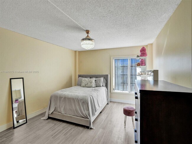 Building Photo - 4152 Inverrary Dr