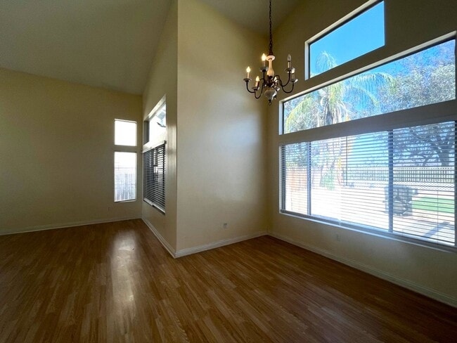 Building Photo - 4 bed, 2.5 bath located in Corona, CA!