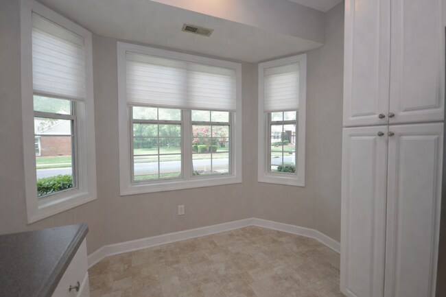 Building Photo - 3319 Philmont Dr