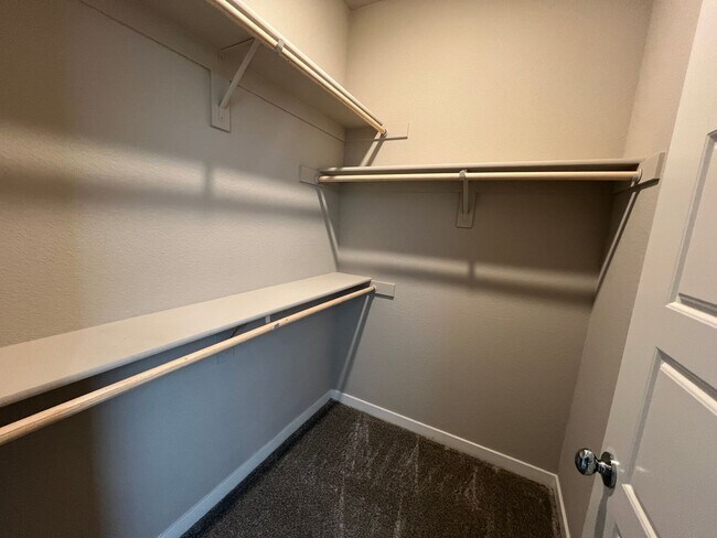 Building Photo - Lovely 3 Bedroom 2 Bathroom Home Close to Parks, Restaurants, Freeway Access, And More!