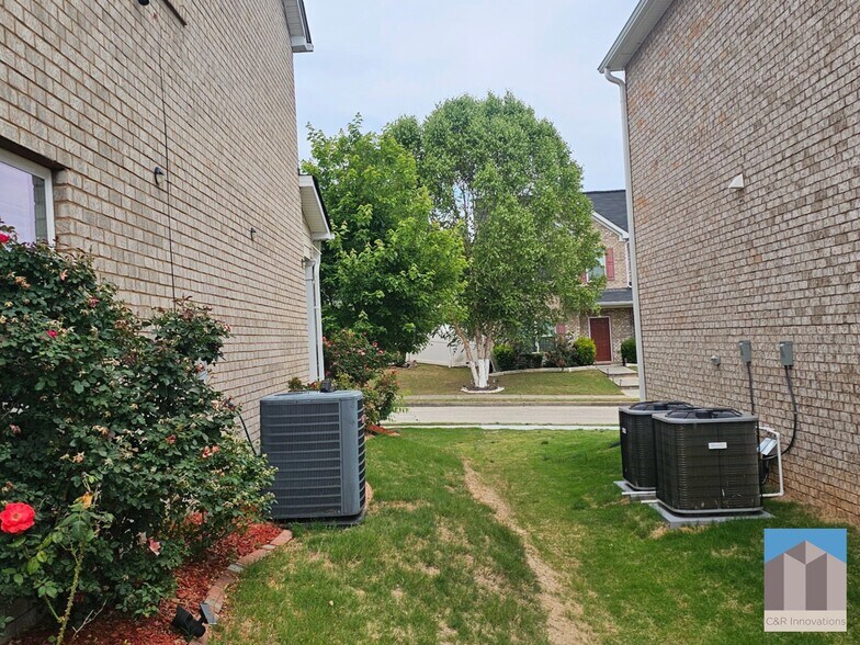 Building Photo - 684 Armitage Way