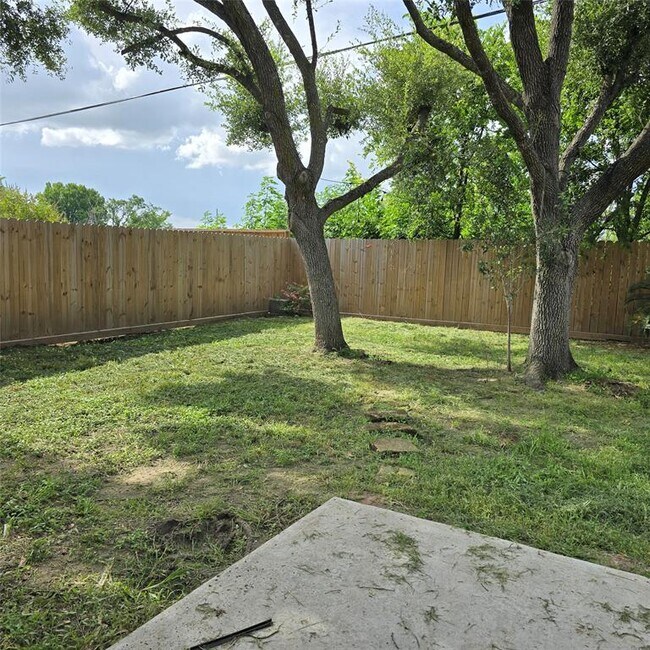Building Photo - 18518 Dennington Dr