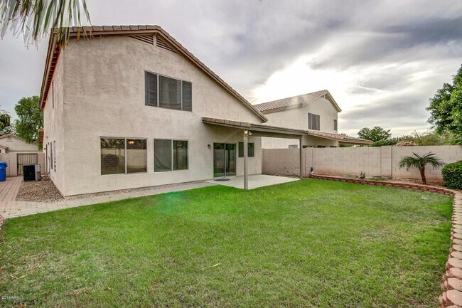 Building Photo - 886 W Bruce Ave