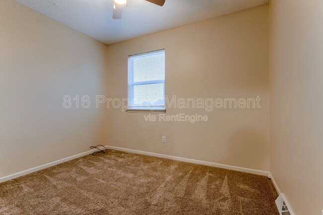 Building Photo - 164 SW Robin Rd