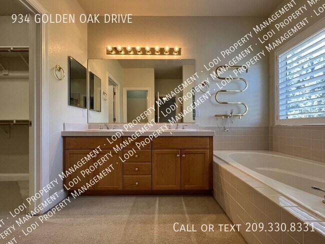 Building Photo - 934 Golden Oak Dr