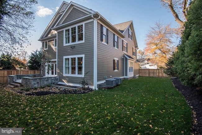 Building Photo - 5700 Tanglewood Dr