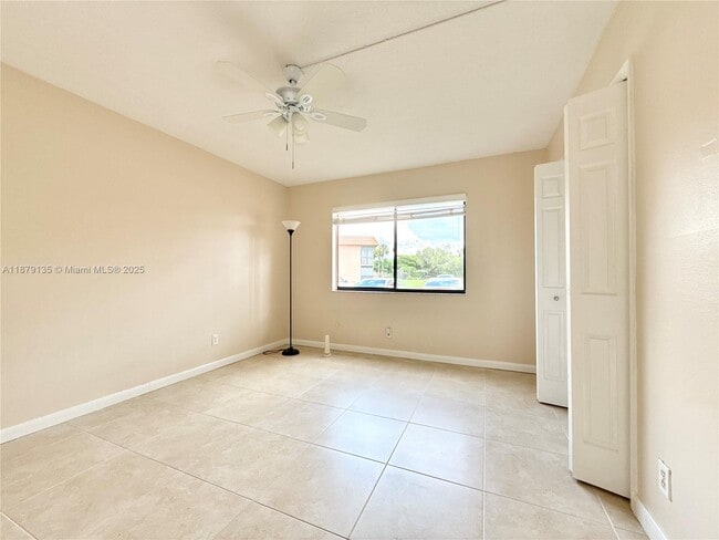 Building Photo - 227 Lakeview Dr
