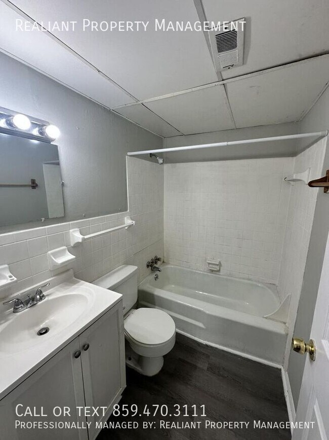 Building Photo - 208 Lakeshore Dr