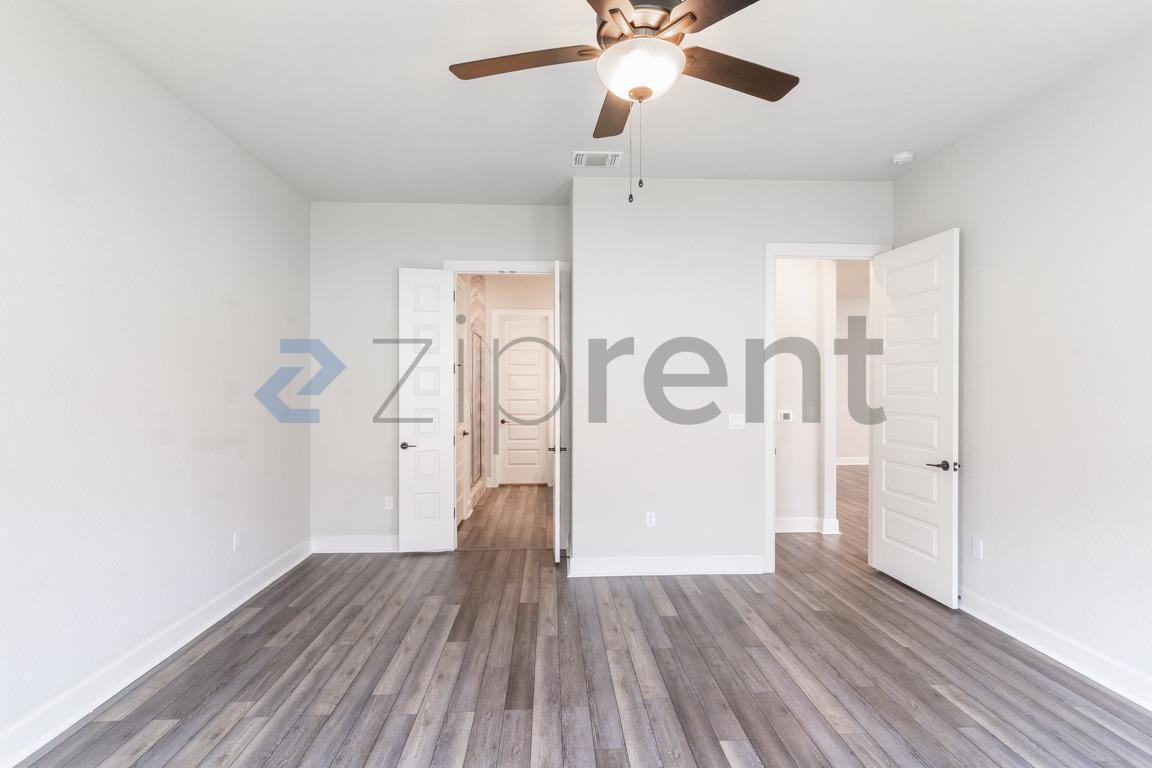 Building Photo - Unit