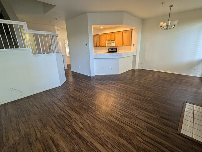 Building Photo - 2Bed 2.5 Bathroom Two Story Townhome at th...