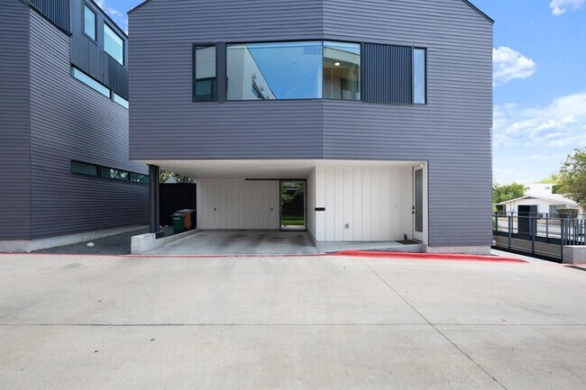 Building Photo - 3406 E 17th St