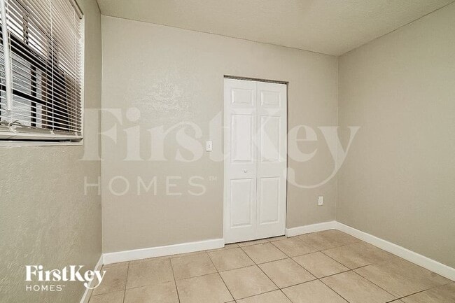 Building Photo - 1000 NE 211th Terrace