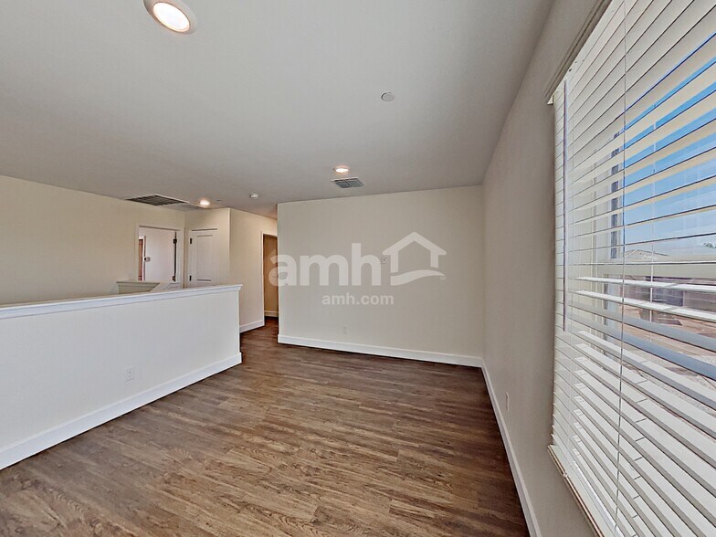 Building Photo - 5938 W Columbine Dr
