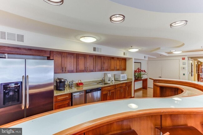 Building Photo - Welcome home to one of Arlington's most sought after neighborhoods.