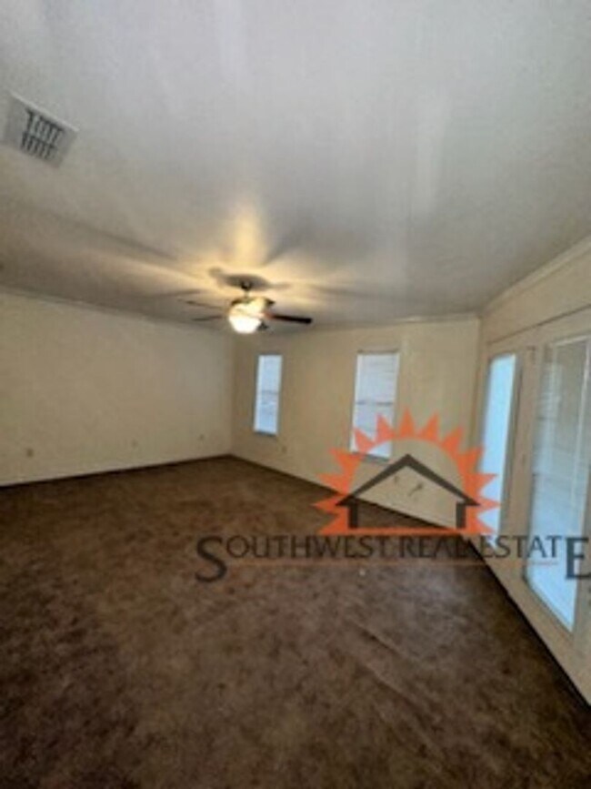 Building Photo - Beautiful 3 bedroom 2 bath brick home