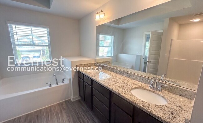 Building Photo - 4 Bed, 3 Bath Home with Garage / Pet-Friendly / Available Now!