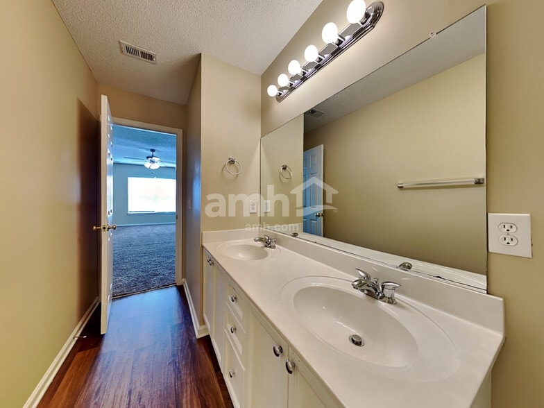 Building Photo - 405 White Bluff Ct