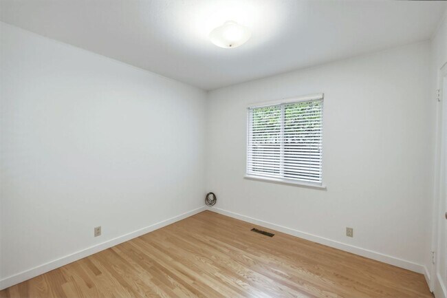 Building Photo - Upgraded 4 Bed, 2 Bath Home on Charming Tree Lined Street in Desirable Crescent Park