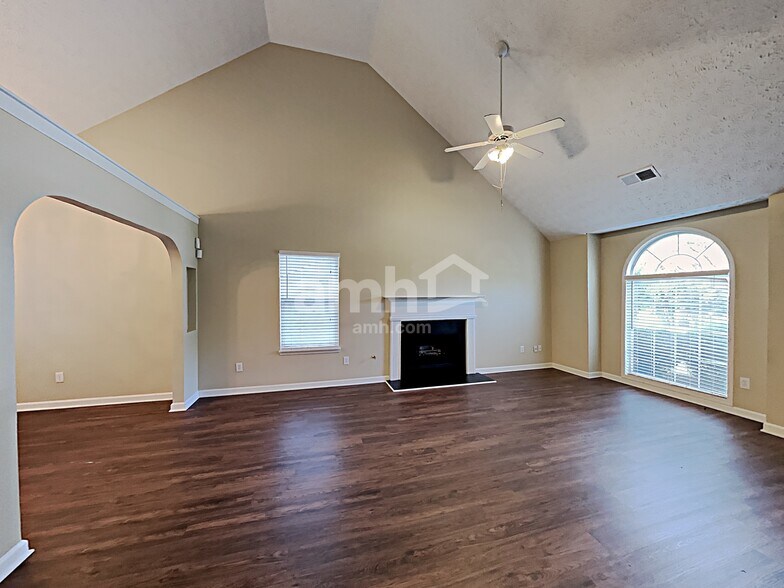 Building Photo - 2656 Lake Park Bnd