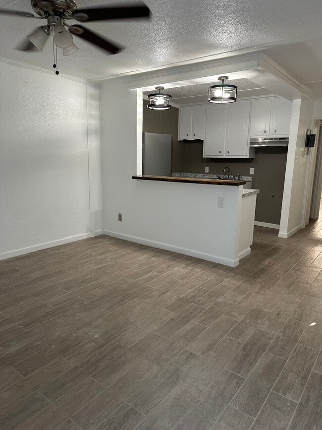 Building Photo - Town Villas