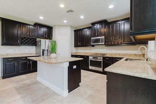 Building Photo - 1389 Heritage Landings Dr