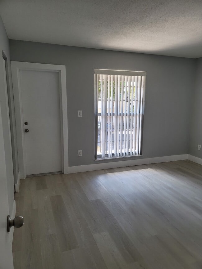 Building Photo - 10790 N Kendall Dr